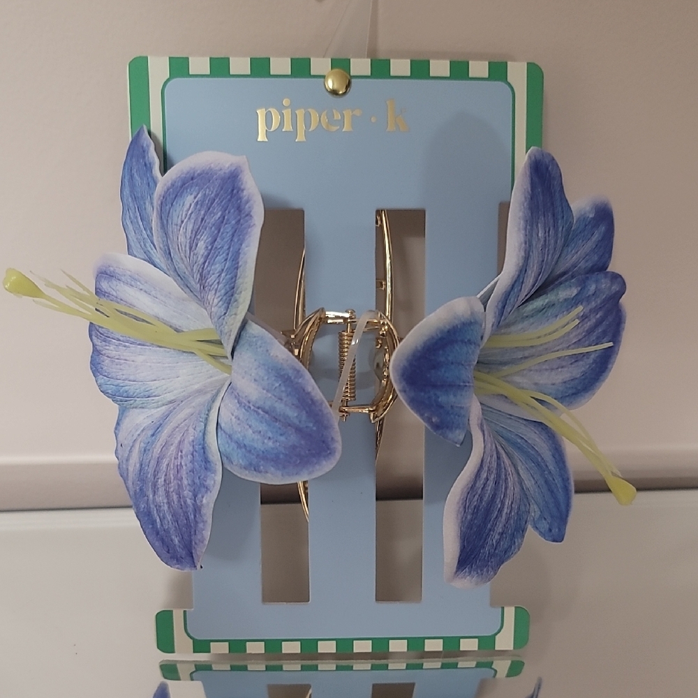 Piper K Blue Floral Claw Haiclip.